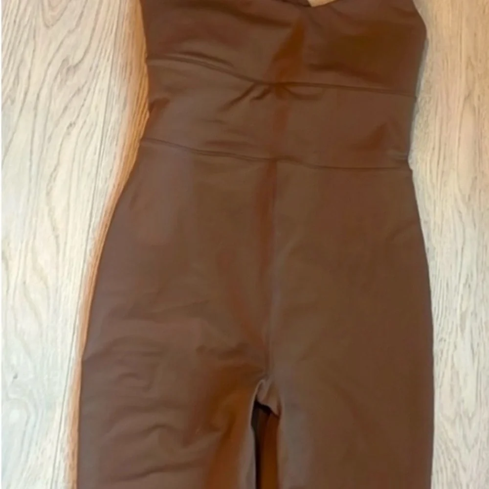NWT Alo yoga Airbrush Physique Onesie cinnamon brown M